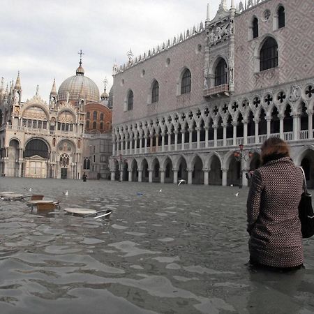 Raggio Di Sole Dietro Piazza San Marco Venice Luaran gambar
