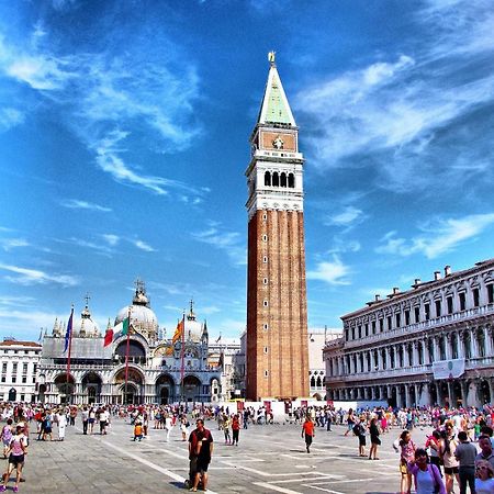 Raggio Di Sole Dietro Piazza San Marco Venice Luaran gambar