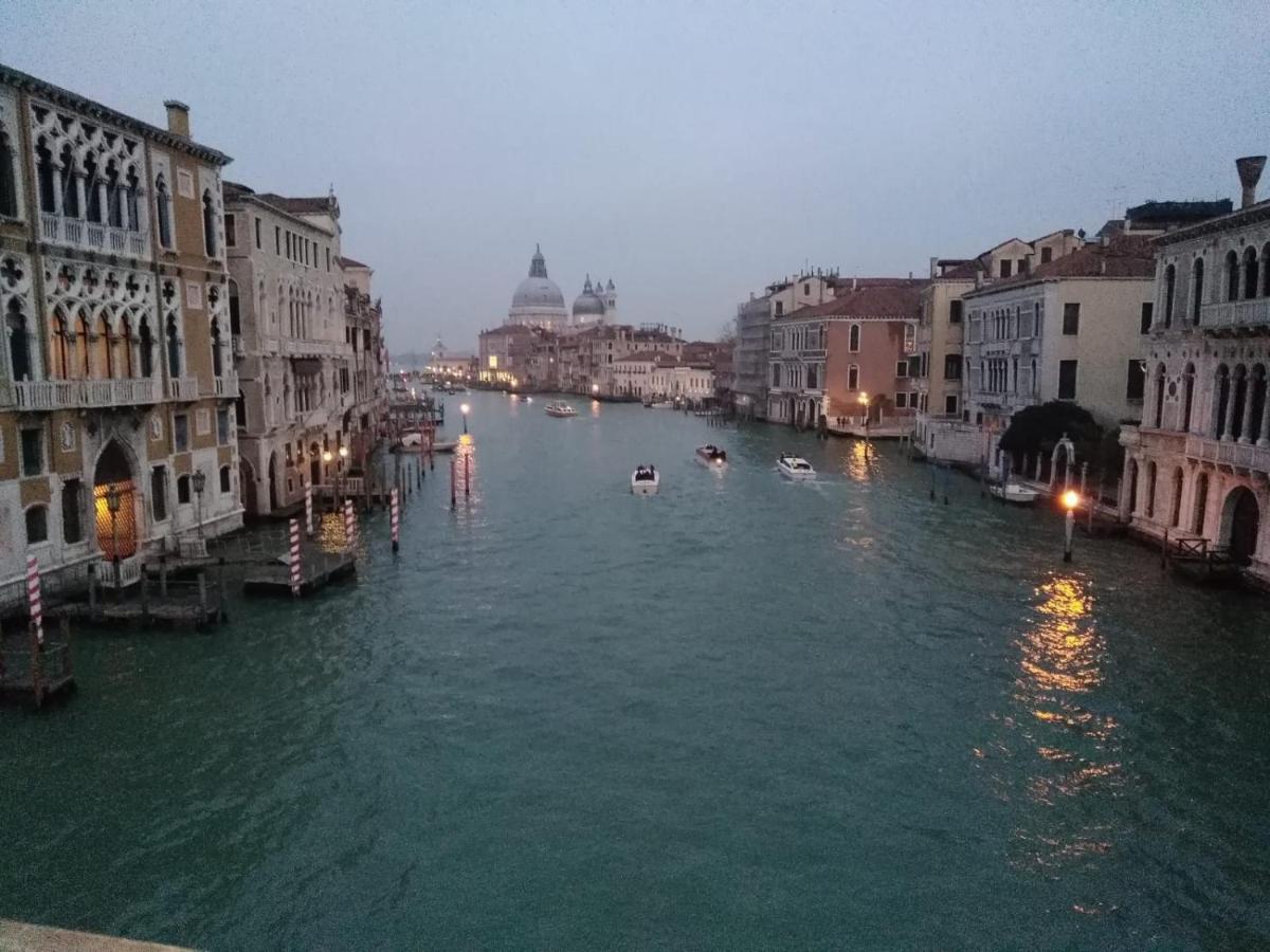Raggio Di Sole Dietro Piazza San Marco Venice Luaran gambar