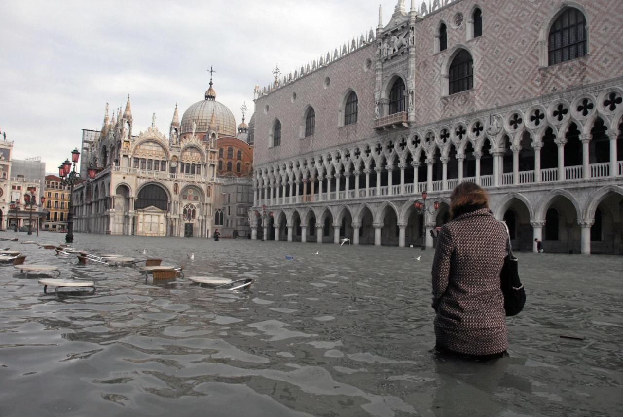 Raggio Di Sole Dietro Piazza San Marco Venice Luaran gambar