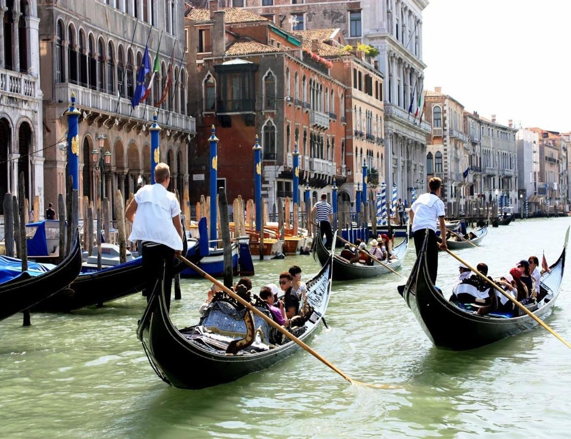 Raggio Di Sole Dietro Piazza San Marco Venice Luaran gambar