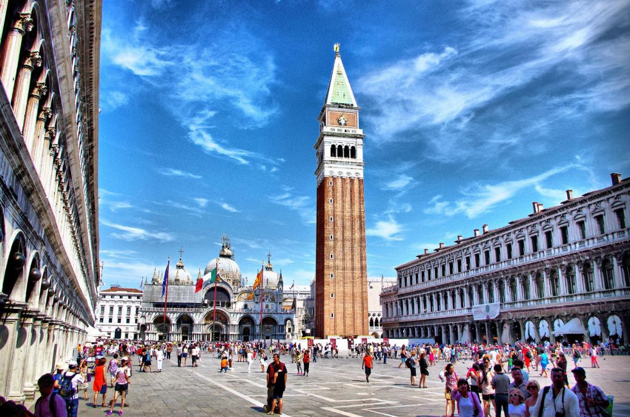 Raggio Di Sole Dietro Piazza San Marco Venice Luaran gambar