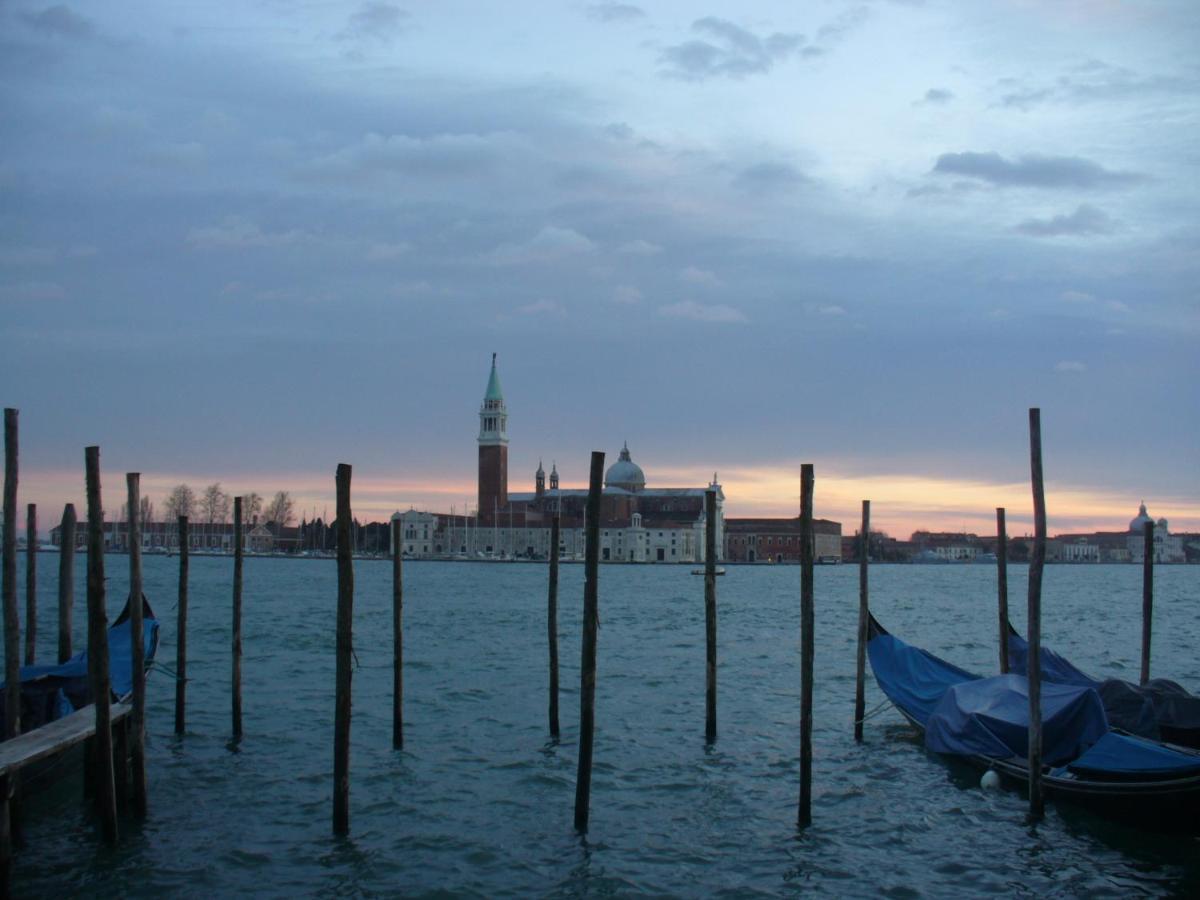 Raggio Di Sole Dietro Piazza San Marco Venice Luaran gambar